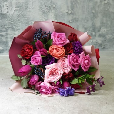 Букет из пионовидных роз, клематиса, лунных гвоздик