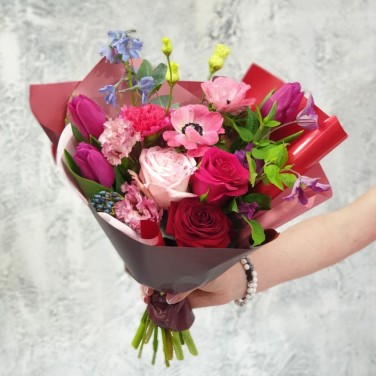 Чарующий букет из орхидей, анемонов, тюльпанов, роз, эустомы