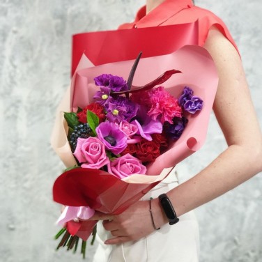 Яркий букет из анемонов, антуриума, роз