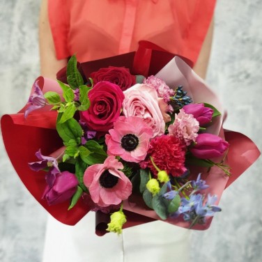 Чарующий букет из орхидей, анемонов, тюльпанов, роз, эустомы