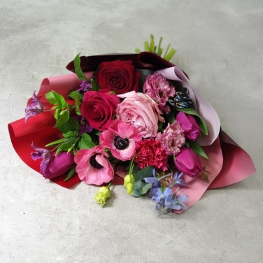 Чарующий букет из орхидей, анемонов, тюльпанов, роз, эустомы