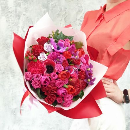 Круглый букет из роз, анемонов, тюльпанов, гиперикума