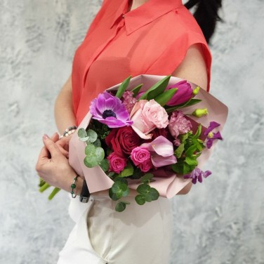 Букет из анемона, эустомы, калл, эвкалипта