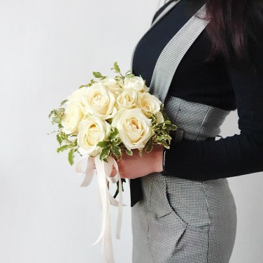 Белый свадебный букет из роз с зеленью