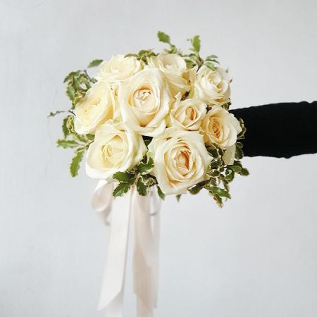 Белый свадебный букет из роз с зеленью