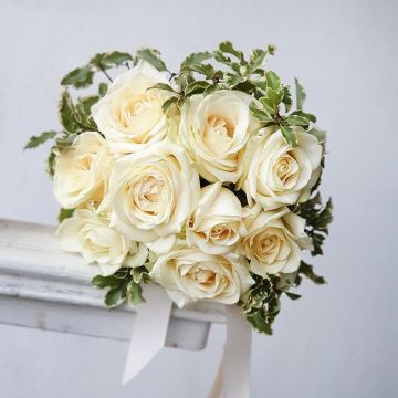 Белый свадебный букет из роз с зеленью