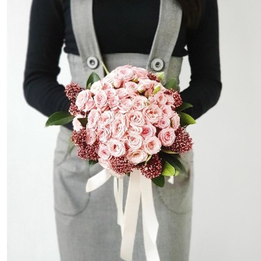 Букет невесты из кустовых роз и скиммии