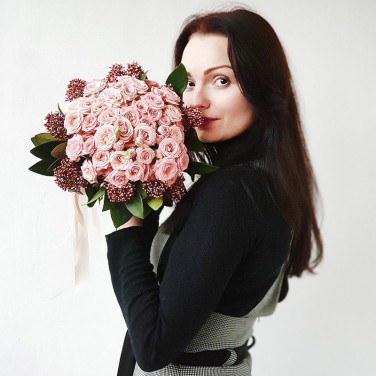 Букет невесты из кустовых роз и скиммии