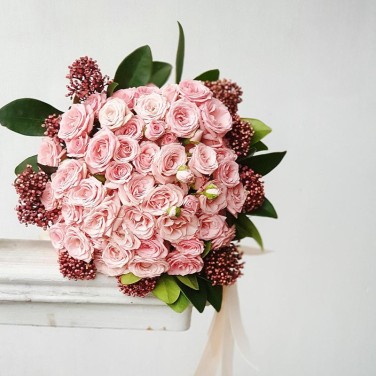 Букет невесты из кустовых роз и скиммии