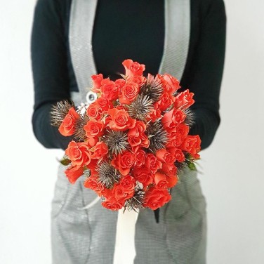 Букет невесты из рыжих роз и эрингиума