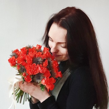 Букет невесты из рыжих роз и эрингиума