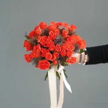 Букет невесты из рыжих роз и эрингиума