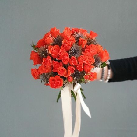 Букет невесты из рыжих роз и эрингиума