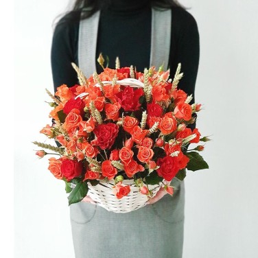 Корзина из рыжих и красных роз с пшеницей