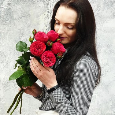 5 пионовидных роз Ред Пиано