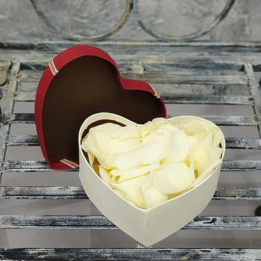 Лепестки роз белые в коробочке