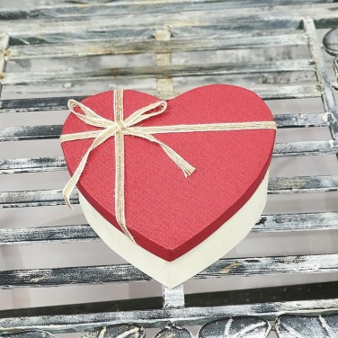 Лепестки роз белые в коробочке