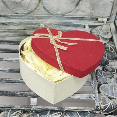 Лепестки роз белые в коробочке