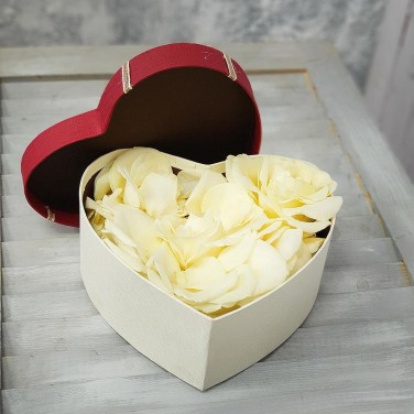 Лепестки роз белые в коробочке