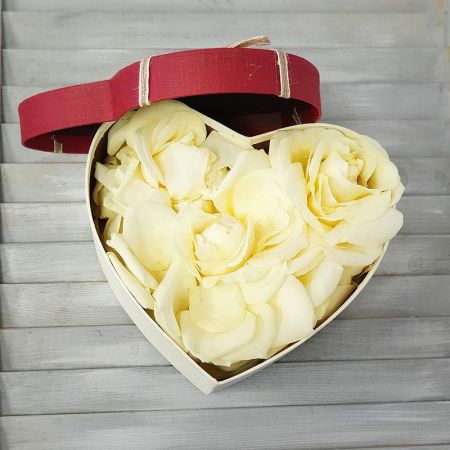 Лепестки роз белые в коробочке