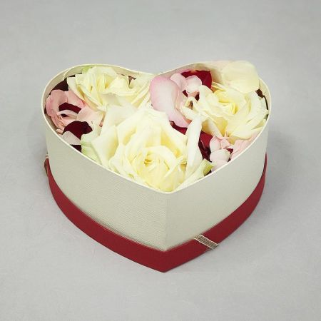 Лепестки роз в коробочке сердце