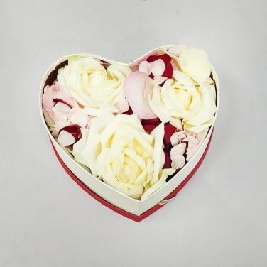 Лепестки роз в коробочке сердце