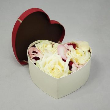 Лепестки роз в коробочке сердце