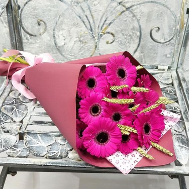 Моно-букет из малиновых минигербер с пшеницей