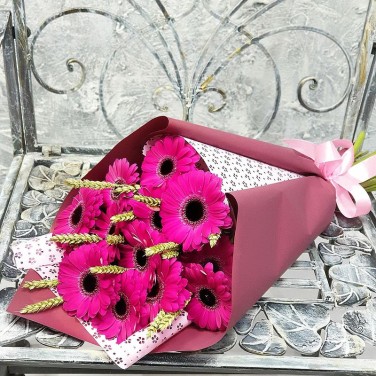 Моно-букет из малиновых минигербер с пшеницей