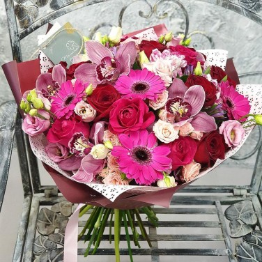 Прекрасный букет из орхидей, гербер и роз