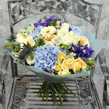 Большой сине-персиковый букет из роз, гортензий и ирисов