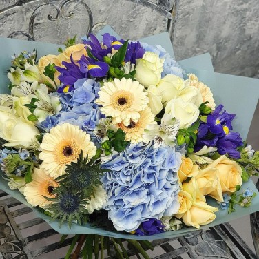 Большой сине-персиковый букет из роз, гортензий и ирисов