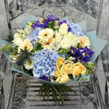 Большой сине-персиковый букет из роз, гортензий и ирисов