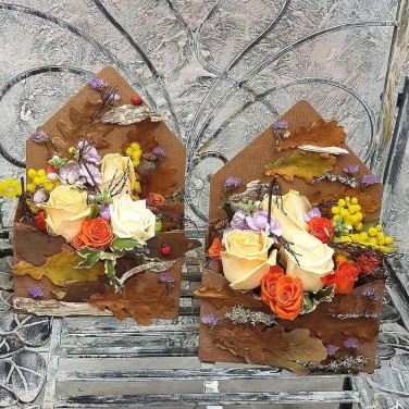 Композиция в конвертике из роз, мимозы и природного декора