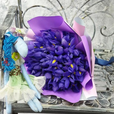 Букет из 31 ириса в упаковке