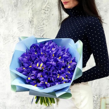 Синий букет ирисов в современной упаковке