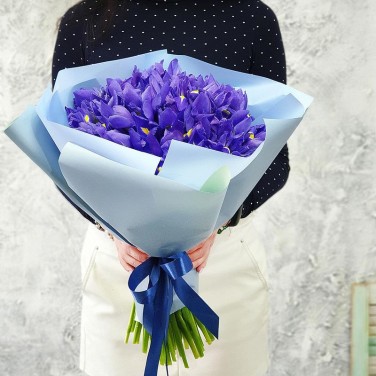 Синий букет ирисов в современной упаковке