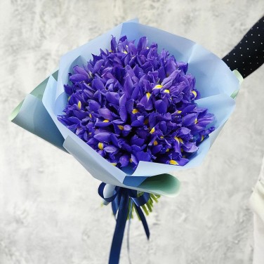 Синий букет ирисов в современной упаковке