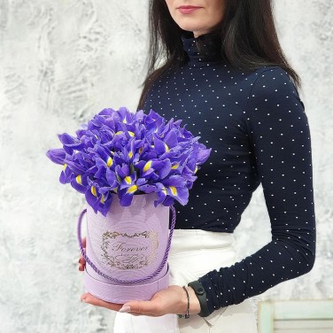 Синие ирисы в коробке