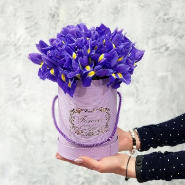 Синие ирисы в коробке