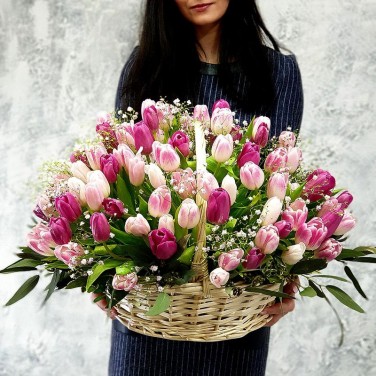 Большая шикарная корзина тюльпанов