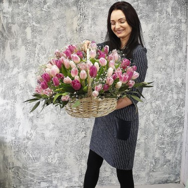 Большая шикарная корзина тюльпанов