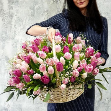 Большая шикарная корзина тюльпанов