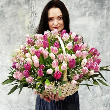 Большая шикарная корзина тюльпанов