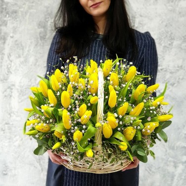 Желтые тюльпаны в корзине