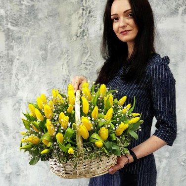 Желтые тюльпаны в корзине