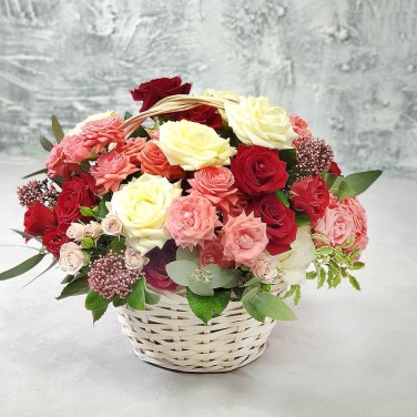 Романтичная корзина из роз и скимии