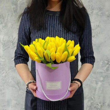 Яркие желтые тюльпаны в коробке