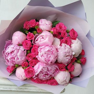 Букет из розовых пионов и малиновой розы
