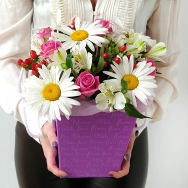 Композиция из ромашек, роз и гиперикума в коробочке